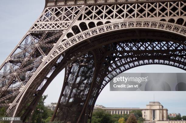 eifel tower - eifel toren stockfoto's en -beelden