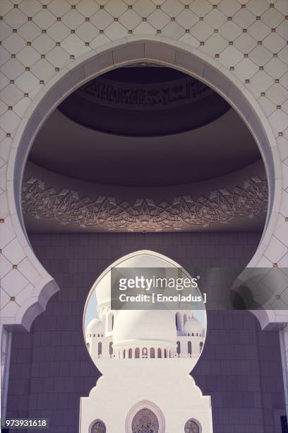 close up of arch in sheikh zayed grand mosque, abu dhabi, united arab emirates, persian gulf countries - sheikh zayed mosque stock-fotos und bilder
