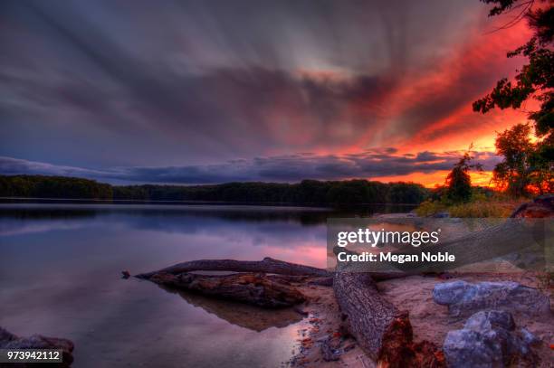 lake of the woods sunset - lake of the woods foto e immagini stock