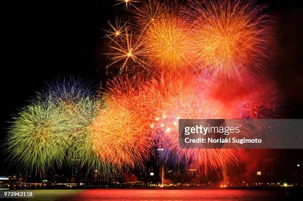 fireworks on sky at night, kobe, hyogo prefecture, kansai, japan - sugimoto photos et images de collection