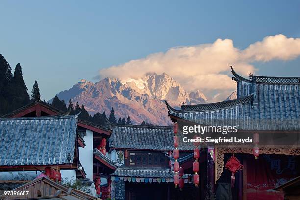 lijiang and jade dragon snow mountain - lijiang bildbanksfoton och bilder
