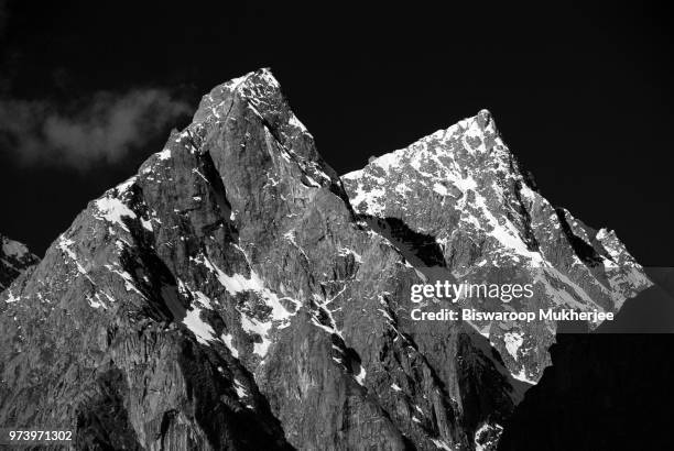 snowcapped himalaya mountains, badrinath, uttarakhand, india - badrinath fotografías e imágenes de stock