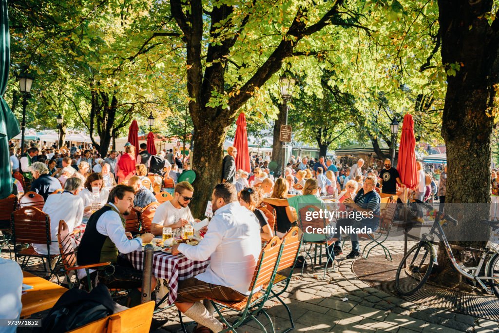 Sonnigen Biergarten in München, Bayern, Deutschland