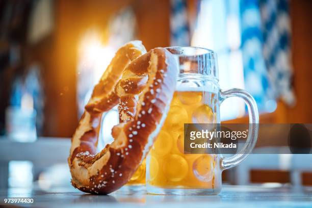 cerveza y pretzel, oktoberfest munich, alemania - oktoberfest fotografías e imágenes de stock