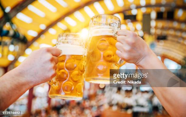 cervezas del oktoberfest en munich, alemania - oktoberfest fotografías e imágenes de stock