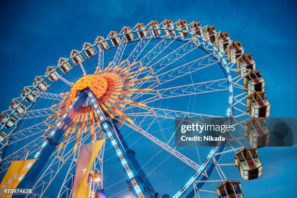 ferris wheel at the beer fest in munich, germany - roda gigante imagens e fotografias de stock