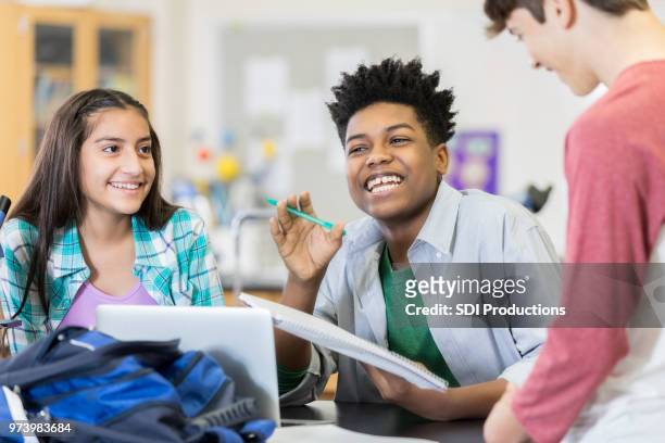 students brainstorming in science class - grupo de adolescentes imagens e fotografias de stock