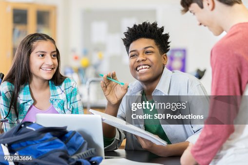 Studenter brainstorming i vetenskap klass Studenter brainstorming i vetenskap klass