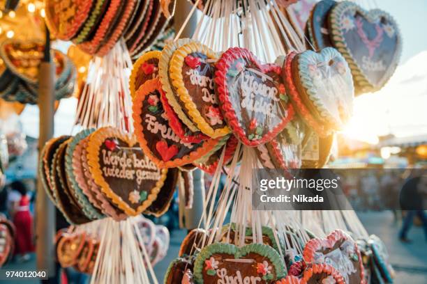 traditionele peperkoek hart op het oktoberfest, münchen, duitsland - gingerbread men stockfoto's en -beelden