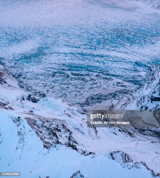 aerial-crevasse patterns, breidamerkurjokull glacier, iceland - breidamerkurjokull glacier stockfoto's en -beelden