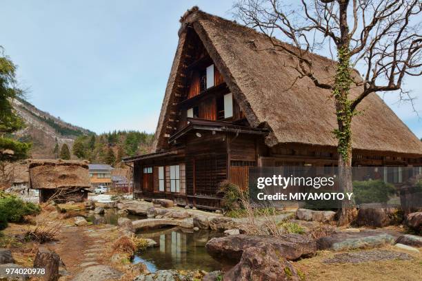 tradition - toit de chaume photos et images de collection