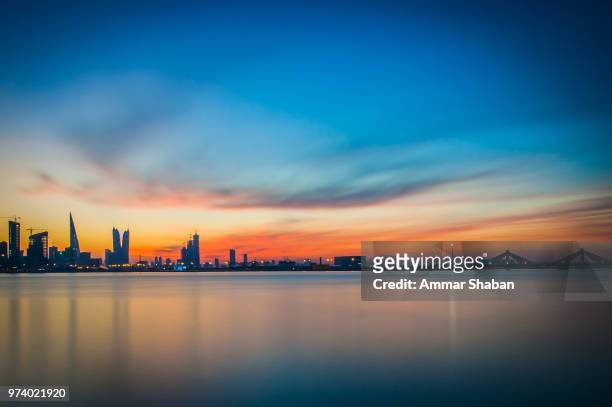 manama panorama - bahrain skyline stock pictures, royalty-free photos & images