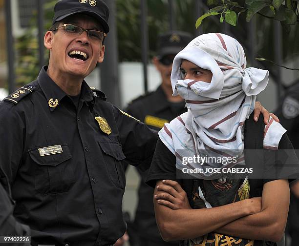 Head of the special forces of the Salvadorean National Civil Police, Hector Eduardo Cordero , jokes around with an alleged member of the Mara 18 gang...