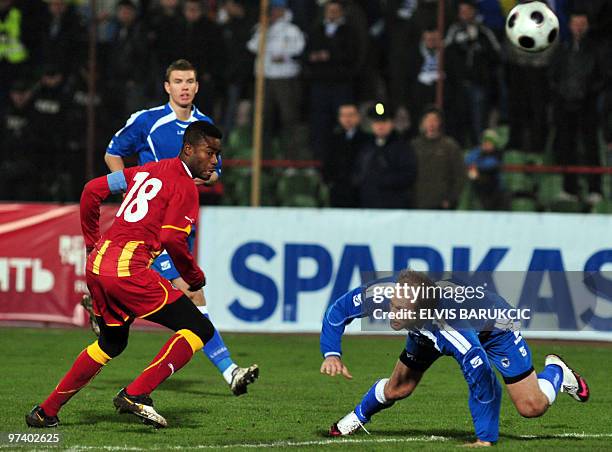 Zlatan Muslimovic of Bosnia and Herzegovina and Erc Addo of Ghana vies for ball during a friendly football match in Sarajevo, on March 3, 2010....