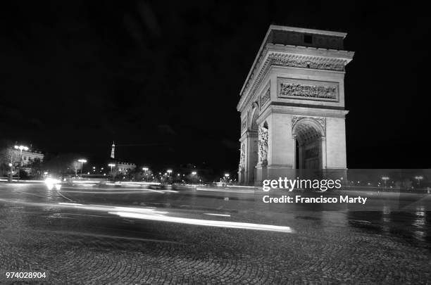 spinning! - l'arc de triomphe & tour eiffel - larc stock pictures, royalty-free photos & images