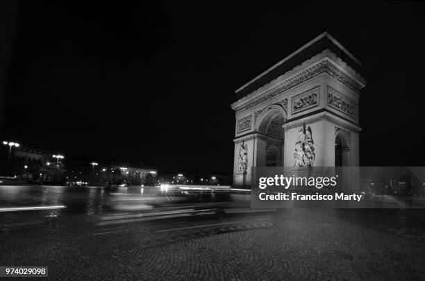 l'arc de triomphe - larc stock pictures, royalty-free photos & images