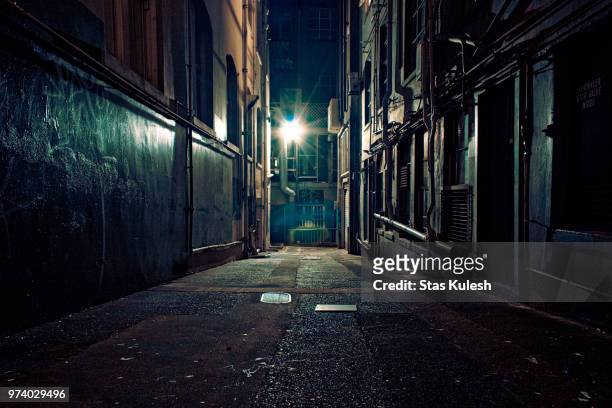 dark, empty alley, auckland, new zealand - dunkel stock-fotos und bilder