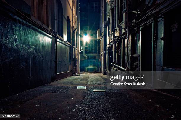 dark, empty alley, auckland, new zealand - dark fotografías e imágenes de stock