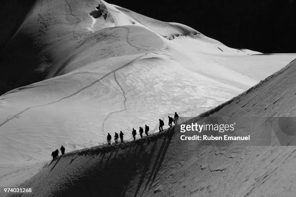 explorers on edge of mountain, aiguille du midi, mont blanc, french alps, france - aiguille de midi fotografías e imágenes de stock