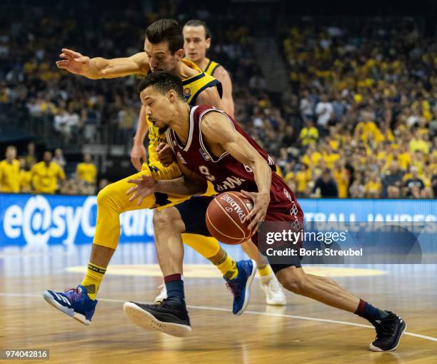 Jared Cunningham of Bayern Muenchen competes with Spencer Butterfield of ALBA Berlin during the fourth play-off game of the German Basketball...