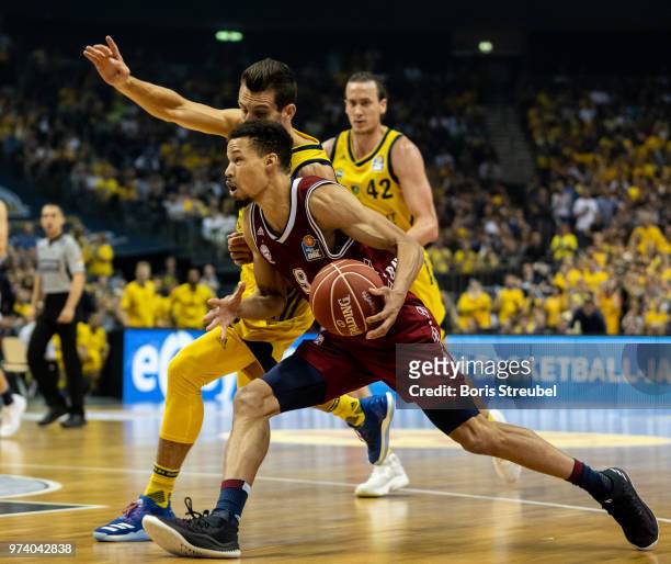 Jared Cunningham of Bayern Muenchen competes with Spencer Butterfield of ALBA Berlin during the fourth play-off game of the German Basketball...