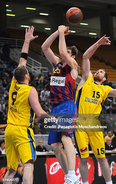 Jared Homan, #9 of Maroussi BC competes with Erazem Lorbek, #25 of Regal FC Barcelona and Kostas Kaimakoglou, #15 of Maroussi BC during the...