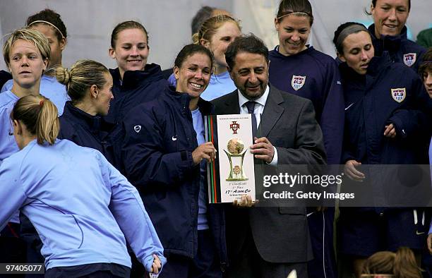 Shannon Box and her team of USA pose with the first price after the Women Algarve Cup final match between Germany and USA on March 3, 2010 in Faro,...