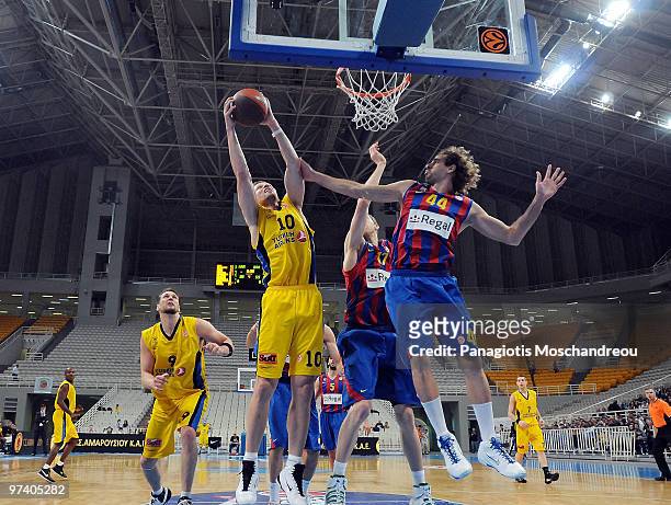 Georgios Diamantopoulos, #10 of Maroussi BC competes with Roger Grimau, #44 of Regal FC Barcelona during the Euroleague Basketball 2009-2010 Last 16...