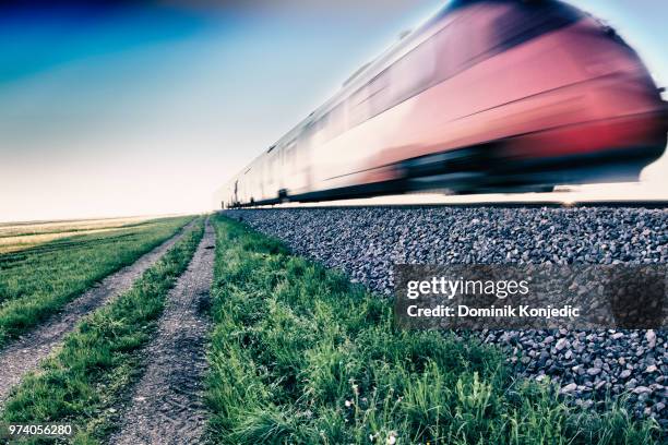 train travelling at high speed - dominik konjedic 個照片及圖片檔