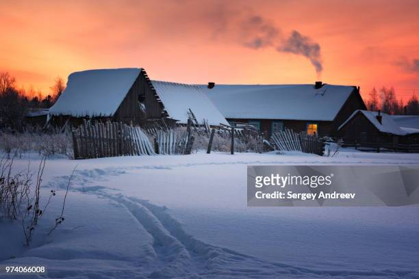 snowcapped rural house in sunset, tomsk oblast, siberia, russia - tomsk oblast stockfoto's en -beelden