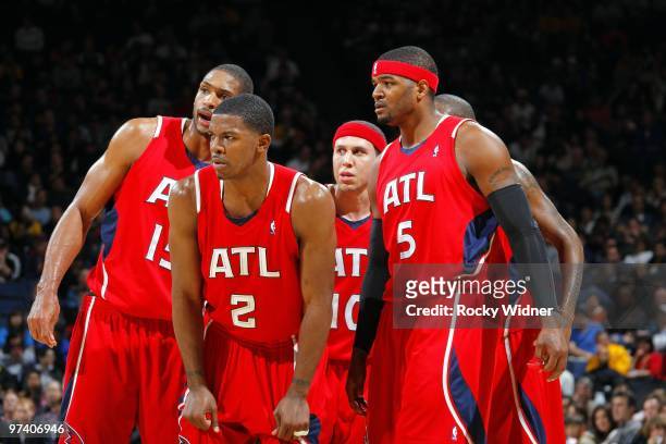 Al Horford, Joe Johnson, Mike Bibby and Josh Smith of the Atlanta Hawks huddle on the court during the game against the Golden State Warriors at...