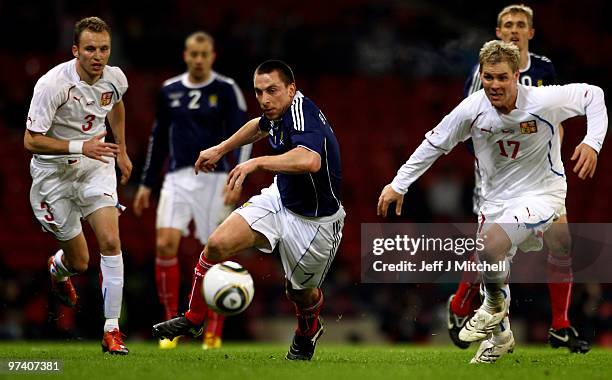 Scott Brown of Scotland is closed down by Michal Kadlec and Tomas Hubschman of Czech Republic during the International Friendly match between...