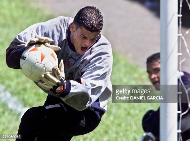Colombian goalie Miguel Angel Calero catches the ball as goalie Edgar Uribe watches during practice 24 July 2001 in Armenia, Colombia. El arquero...