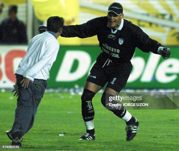 Soccer player Miguel Calero celebrates a goal with his son Miguel Angel Calero in Pachuca, Mexico 12 December 2001. El portero de Pachuca Miguel...