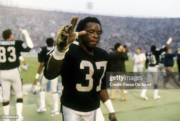 S: Defensive back Lester Hayes of the Los Angeles Raiders on the sidelines circa mid 1980's during an NFL football game at the Los Angeles Coliseum...