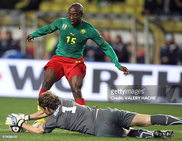 Cameroon's Achille Webo vies with Italy's goalkeeper Federico Marchetti during their friendly football match Italy vs Cameroon, on March 03, 2010 at...