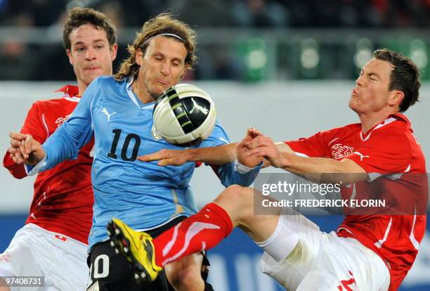 Switzerland's Stephan Lichtsteiner vies with Uruguay's Diego Forlan during the World Cup 2010 friendly football match Switzerland vs Uruguay at AFG...