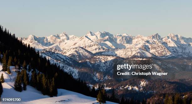 garmisch-partenkirchen - alpes de bavaria fotografías e imágenes de stock