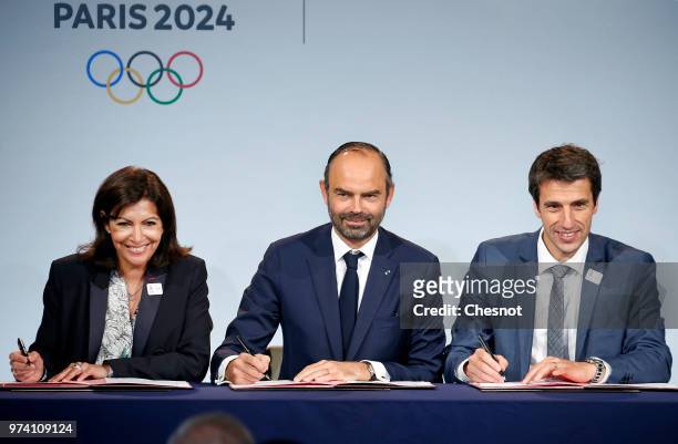 Paris city mayor Anne Hidalgo , French Prime Minister Edouard Philippe and International Olympic Committee member and Co-Chairman of Paris 2024 Tony...