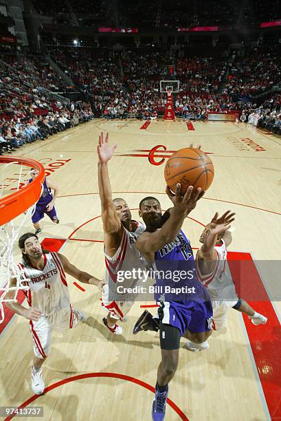 Tyreke Evans of the Sacramento Kings shoots the ball over Shane Battier of the Houston Rockets on March 3, 2010 at the Toyota Center in Houston,...