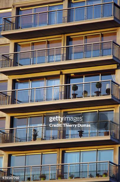 un balcon sur la seine - balcon stock pictures, royalty-free photos & images