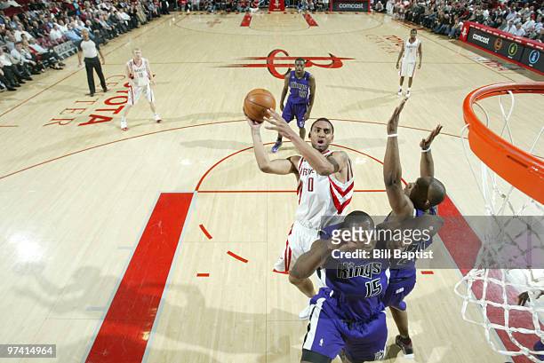 Jared Jeffries of the Houston Rockets shoots the ball over Joey Dorsey of the Scaramento Kings on March 3, 2010 at the Toyota Center in Houston,...