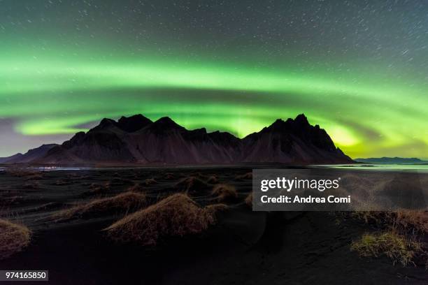 northern lights over vestrahorn mountain, stokksnes peninsula, hofn, iceland. - andrea comi stock-fotos und bilder