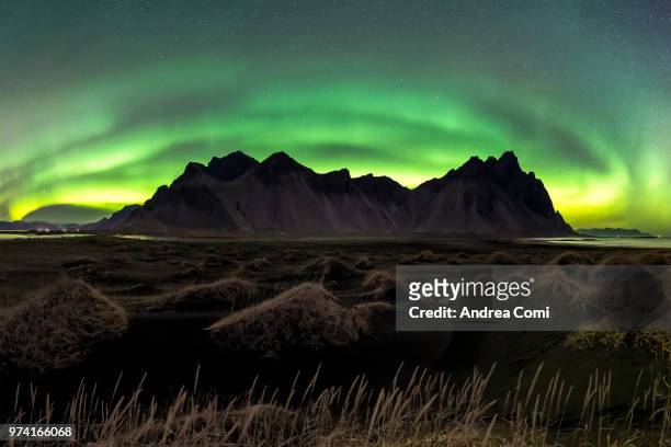 northern lights over vestrahorn mountain, stokksnes peninsula, hofn, iceland. - andrea comi stock-fotos und bilder