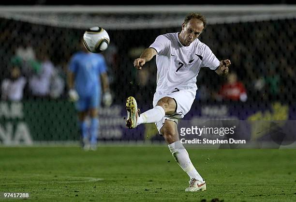 Simon Elliott of New Zealand passes the ball against Mexico in an international friendly at the Rose Bowl on March 3, 2010 in Pasadena, California....
