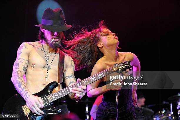 Musicians Dave Navarro and Juliette Lewis perform onstage during Global Green USA's 7th Annual Pre-Oscar Party at Avalon on March 3, 2010 in...