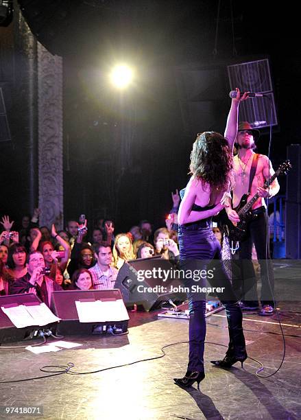 Musicians Juliette Lewis and Dave Navarro performs onstage during Global Green USA's 7th Annual Pre-Oscar Party at Avalon on March 3, 2010 in...