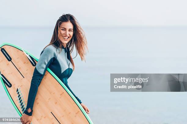 prachtige vrouwelijke surfer, met kopie ruimte - extreme sports stockfoto's en -beelden