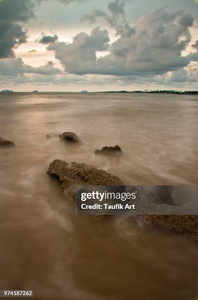 slow shutter at pantai merdeka - slow shutter stockfoto's en -beelden