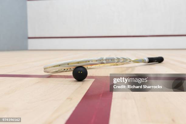 squash racquet and ball in court - morpeth stock-fotos und bilder